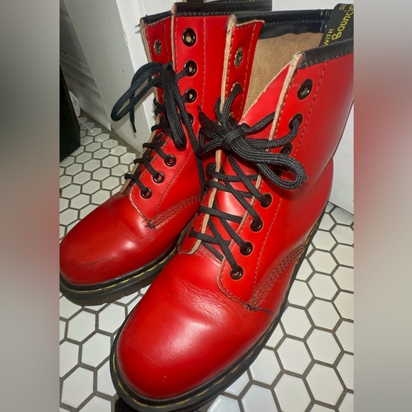 Unisex M5/W7 Made in England Dr Martens Red, The Orginal - Picture 2 of 8